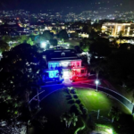 Los colores de la bandera dominicana iluminan Jamaica en la antesala de una histórica gala de Independencia