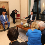 Presidente Abinader sostiene reunión bilateral con el mandatario electo uruguayo, Yamandú Orsi, en Montevideo