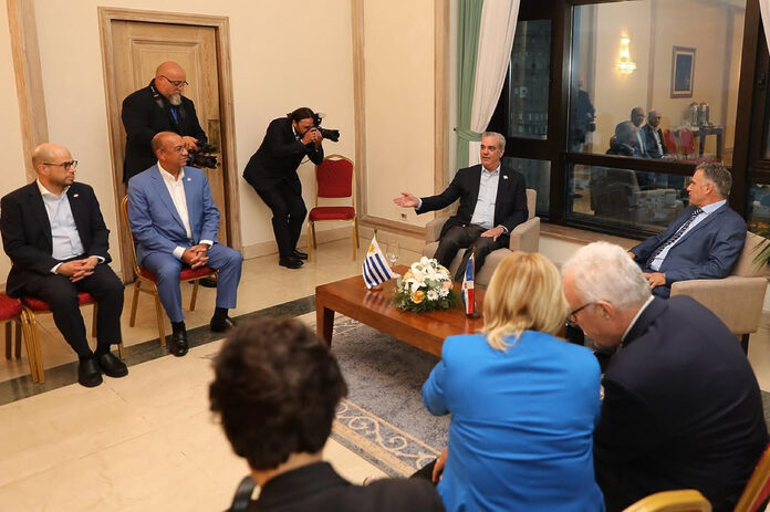 Presidente Abinader sostiene reunión bilateral con el mandatario electo uruguayo, Yamandú Orsi, en Montevideo