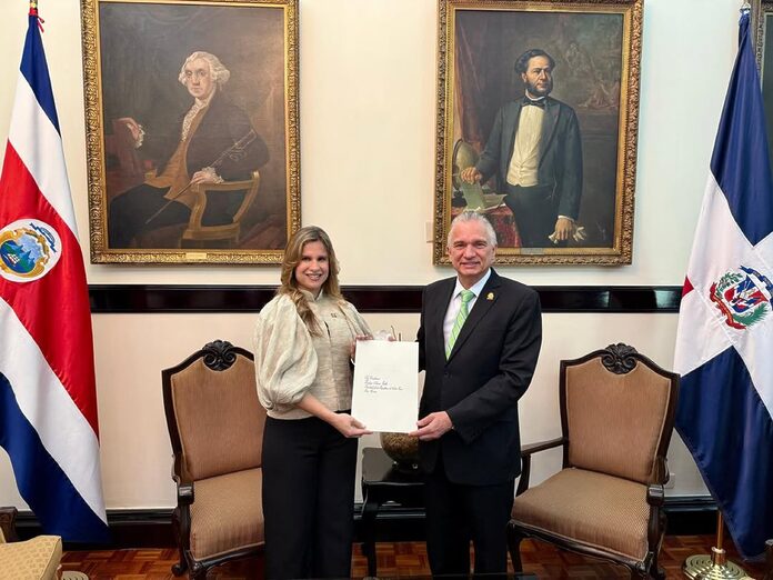 Embajadora designada de República Dominicana en Costa Rica Presenta Copias de Estilo.