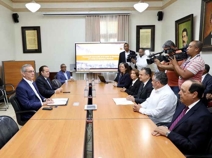 Pleno de la JCE presenta Proyecto del Cambio de Cédula de Identidad y Electoral al presidente Luis Abinader