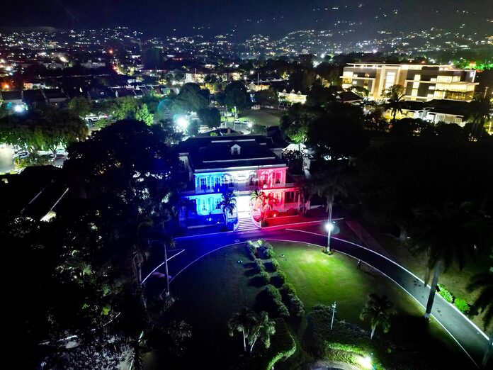 Los colores de la bandera dominicana iluminan Jamaica en la antesala de una histórica gala de Independencia