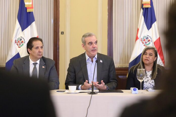 Presidente Luis Abinader reconoce a médicos forenses por histórica labor en tragedia del Jet Set