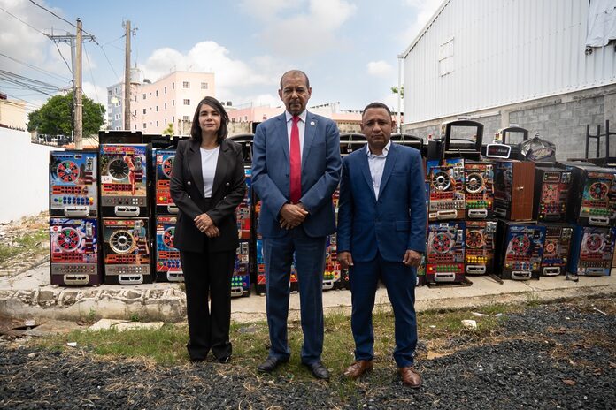 Ministerio de Hacienda destruye más de 1,500 equipos usados para venta ilegal de juegos de azar