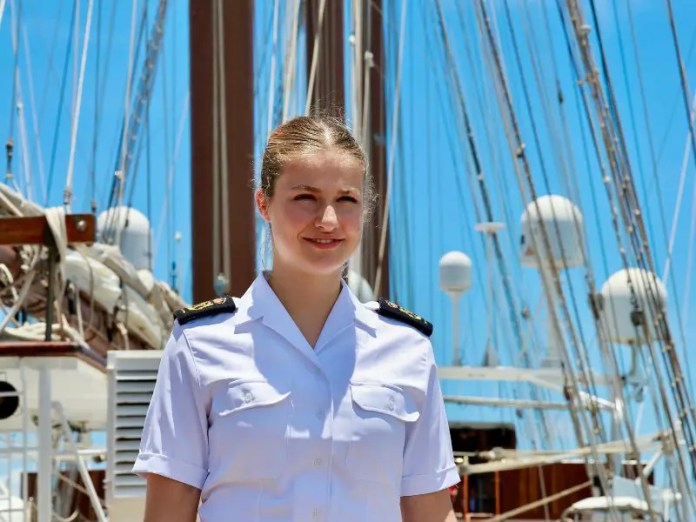 El buque escuela Juan Sebastián de Elcano concluye su visita a RD con la princesa Leonor a bordo