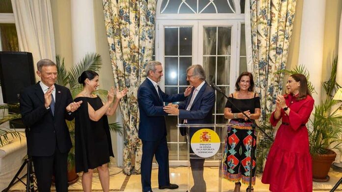 Embajador de España se despide con amor por República Dominicana y una misión cumplida