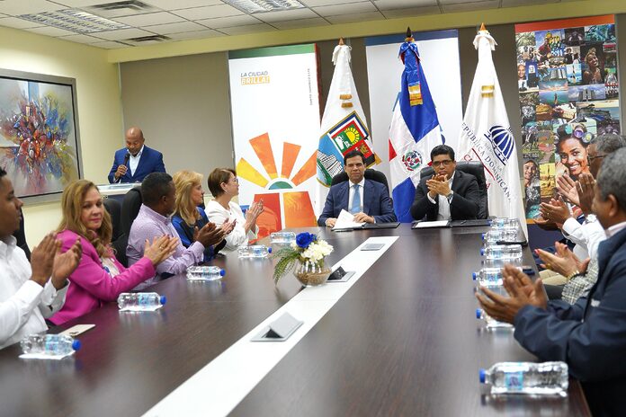 Roberto Ángel Salcedo y Dio Astacio firman acuerdo para abrir Escuela de música de Bellas Artes en Santo Domingo Este