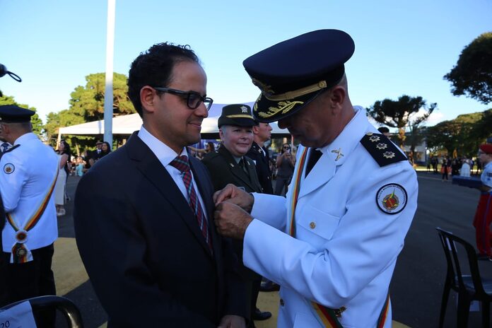 Consejero Rafael Trinidad Abreu recibe prestigiosa condecoración de la Policía Militar en Brasilia