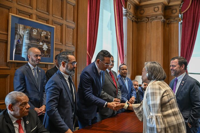 Director del 911 recibe reconocimiento en EE. UU. por liderazgo en emergencias