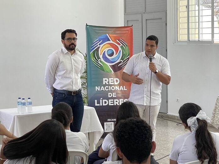 Red Nacional de Líderes sigue impactando jóvenes con la charla: “Vence el Miedo y Transforma tu Futuro” a cargo del comunicador Yuri Rodriguez