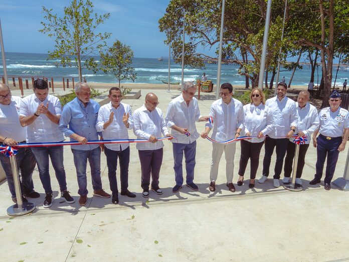 Presidente Abinader y ministro Collado inauguran malecón de Haina