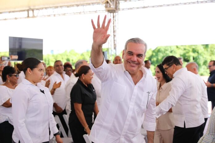 Presidente Abinader inaugurará nuevo recinto de la UASD, escuela y asfaltado de calles en Constanza; también inaugurará tres naves industriales en Santiago y entregará títulos de propiedad