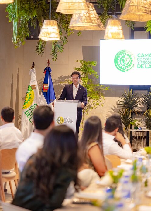 Omar Fernández socializa sus proyectos de ley con sectores productivos de La Vega
