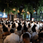 Éxito total en La Vega: Los Plus RD realizan panel con Omar Fernández y lo reconocen por su compromiso con la juventud
