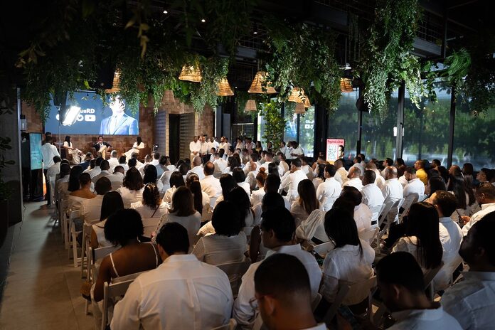 Éxito total en La Vega: Los Plus RD realizan panel con Omar Fernández y lo reconocen por su compromiso con la juventud