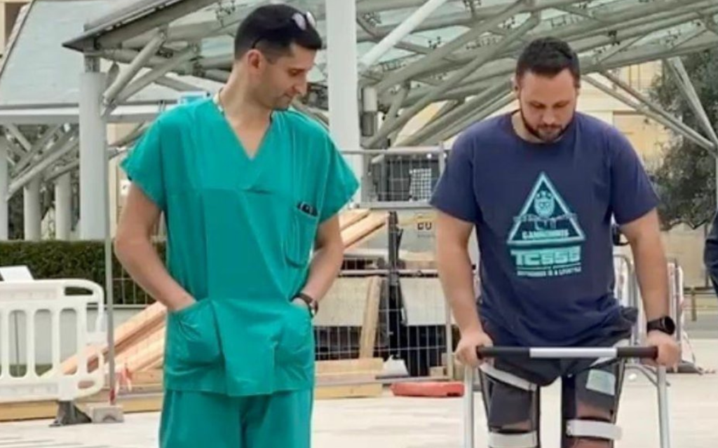 Un paciente parapléjico de 33 años vuelve a caminar gracias a un neuroestimulador