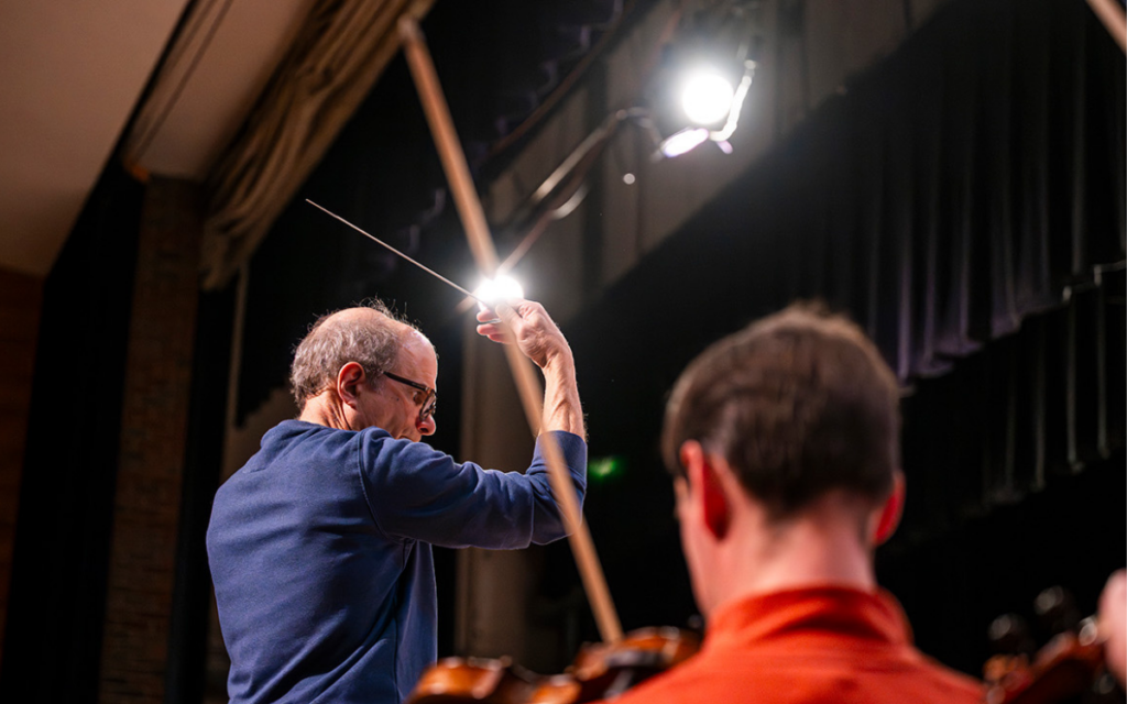 Director de orquesta con párkinson logra detener sus temblores