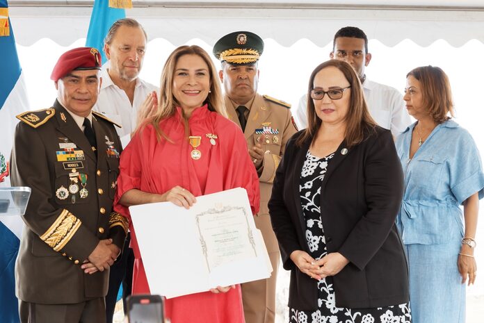 Carolina es condecorada por Guatemala con la medalla Monja Blanca en su primera clase