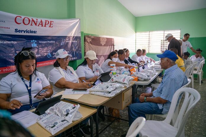 Abinader reafirma en Azua su compromiso con los más pobres del país