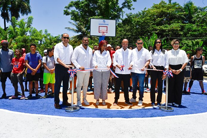 Juega RD Banreservas reconstruye dos canchas en Samaná