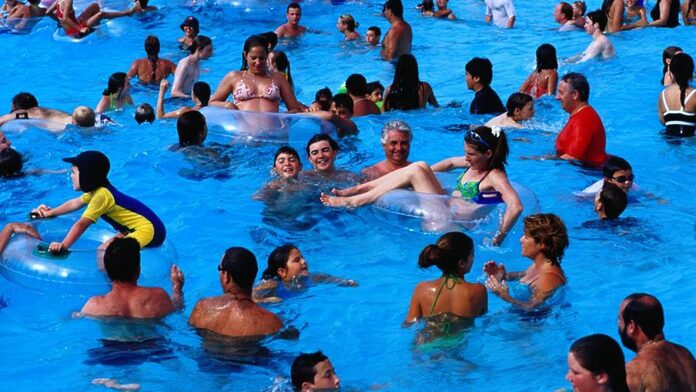Lo que no ves en el agua, qué tan seguras son realmente las piscinas