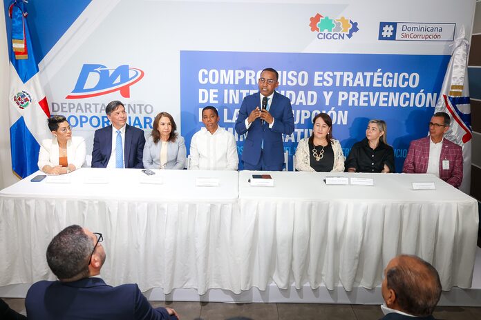Víctor Pichardo y funcionarios del DA ratifican mediante firma, compromiso con la ética, la integridad y la transparencia institucional