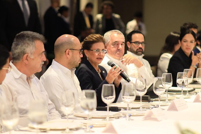 Raquel Peña comparte visión de desarrollo en encuentro con el cuerpo diplomático