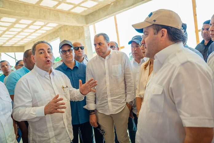 Paliza supervisa avances del nuevo Hospital Traumatológico de Sosúa