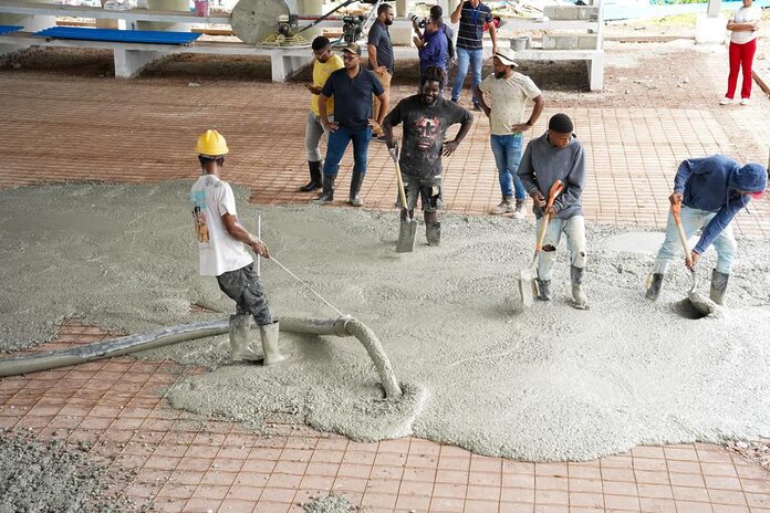INEFI avanza en la construcción del Polideportivo del Centro Educativo Morayma Veloz de Báez en Bayaguana