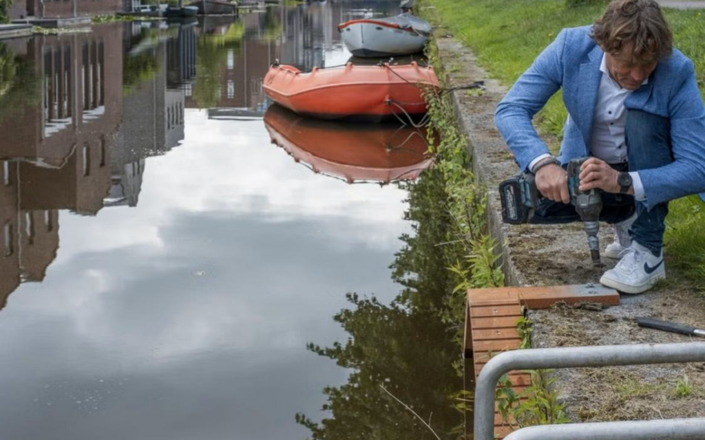 Ámsterdam construye pequeñas escaleras para que los gatos salgan de sus canales
