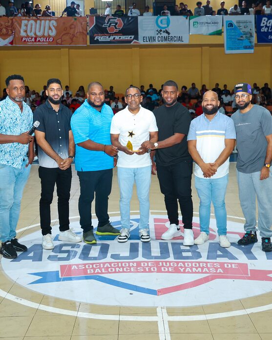 Asociación de Jugadores de Baloncesto de Yamasá reconoce a Víctor Pichardo por su apoyo al deporte