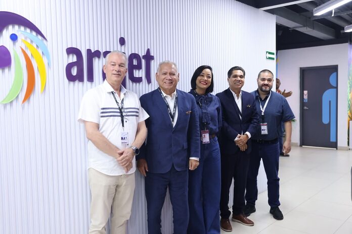Tripulantes VIP firman acuerdo estratégico para fortalecer la formación y empleabilidad del talento aeronáutico dominicano