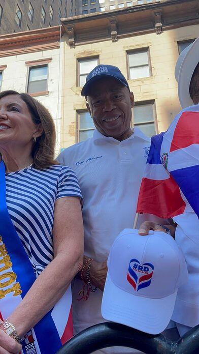 Eric Adams reafirma su amor por la República Dominicana en la Gran Parada Dominicana de NY