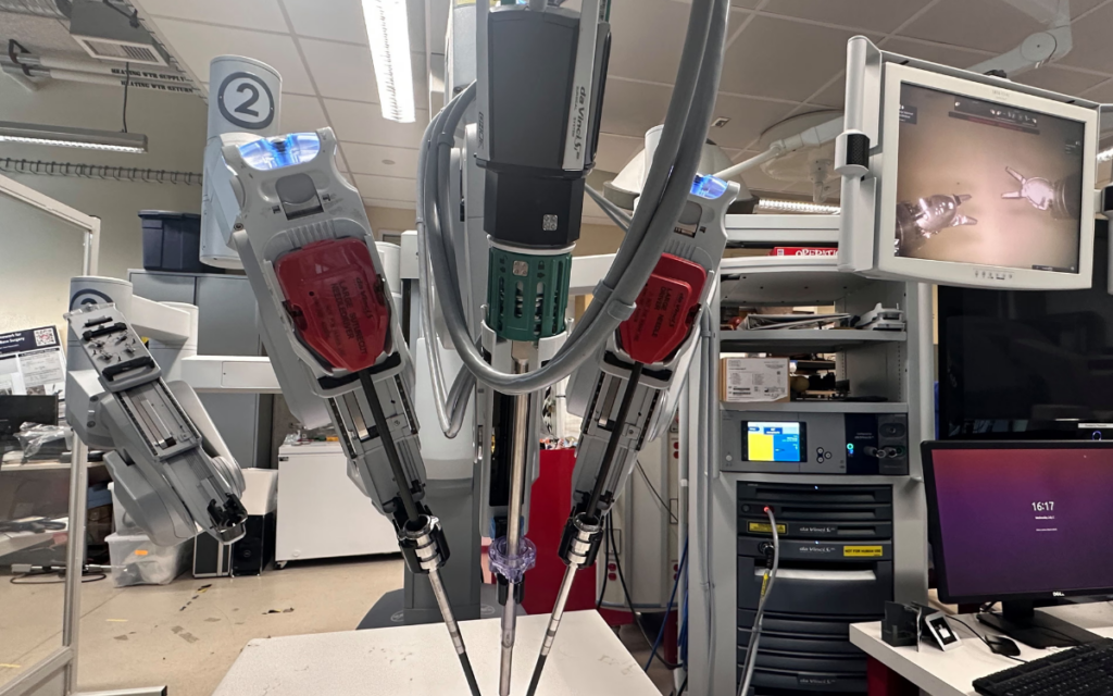 Robot controlado por IA realiza la primera cirugía autónoma de vesícula biliar