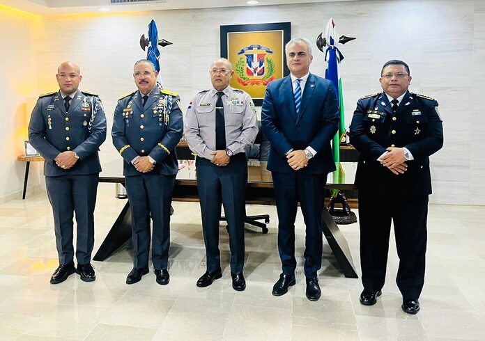 Embajador de la República Dominicana en la República de Honduras, realiza visita de cortesía al Director General de la Policia Nacional Dominicana.🇩🇴