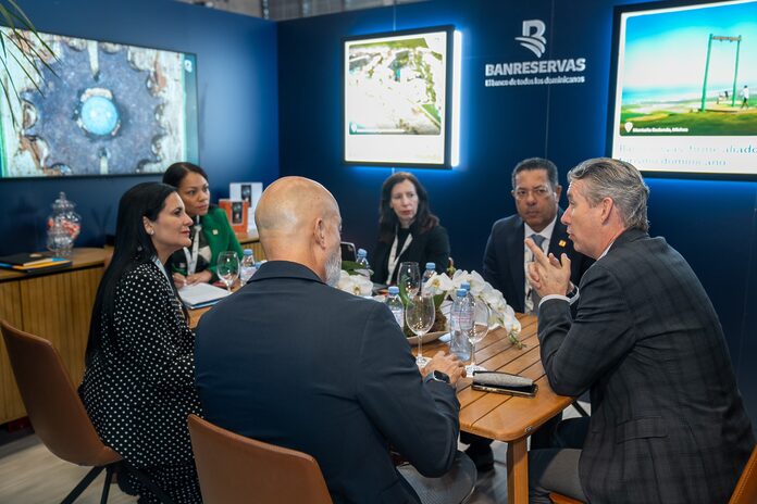 Banreservas reafirma liderazgo en inversiones turísticas en Miches tras negociaciones en Top Resa