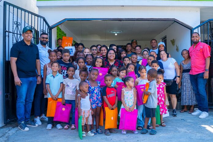 Fundación Soles de Vida entrega más de 300 kits escolares a niños de Santo Domingo Este
