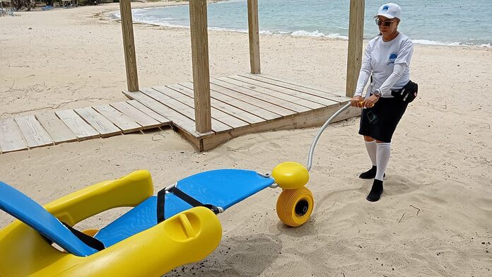 CONADIS destaca ministerio de turismo asuma políticas de accesibilidad en Bayahibe