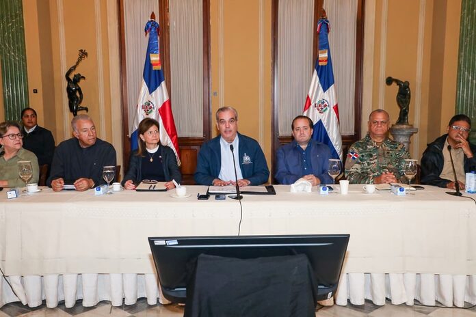 Presidente Abinader mantiene para este sábado suspensión de labores en provincias en alerta roja; medidas preventivas serán revisadas a las 9 a.m. del sábado en reunión de seguimiento desde el COE