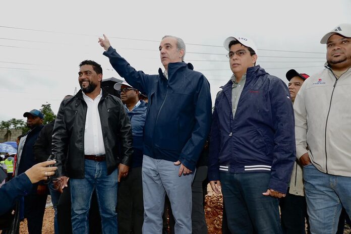 Presidente Abinader supervisa funcionamiento de la cañada saneada por el Gobierno, en visita al distrito municipal Villa Linda – Palmarejo, para conocer realidad tras lluvias