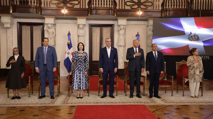 Presidente Abinader entrega premios Adulto Mayor del Año a Josefina Miniño y Protector de la Persona Envejeciente a Sor Agripina Acosta