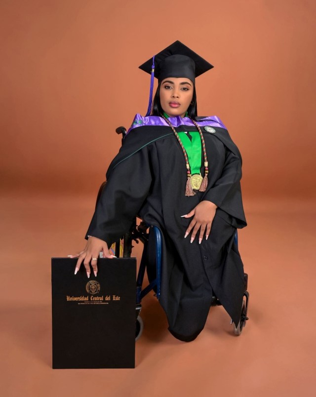 ¡Digno de admirar! Joven con discapacidad se gradúa con honores en la UCE