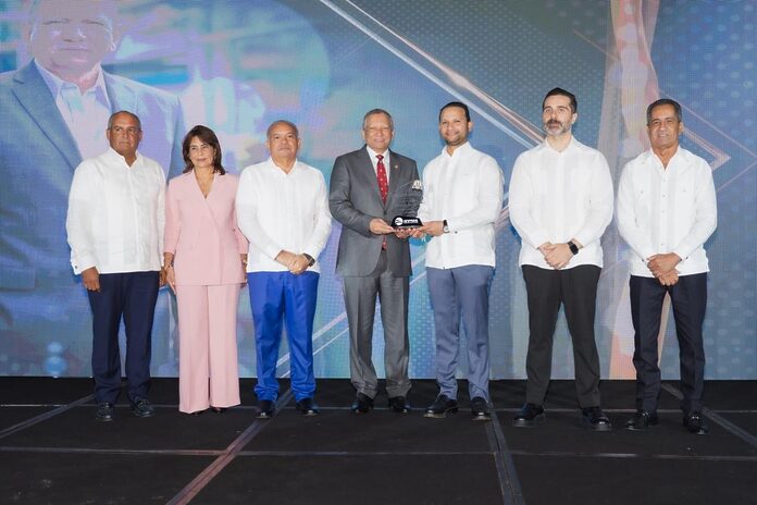 Productores de asfalto reconoce al doctor Leonardo Aguilera por su apoyo al desarrollo del sector