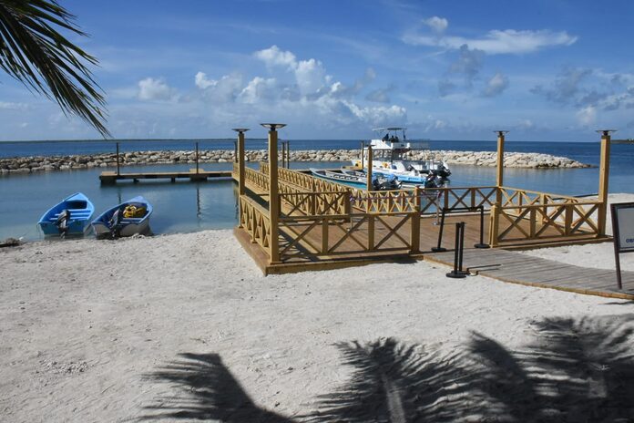 Collado entrega modernizado muelle en Caleta, La Romana.