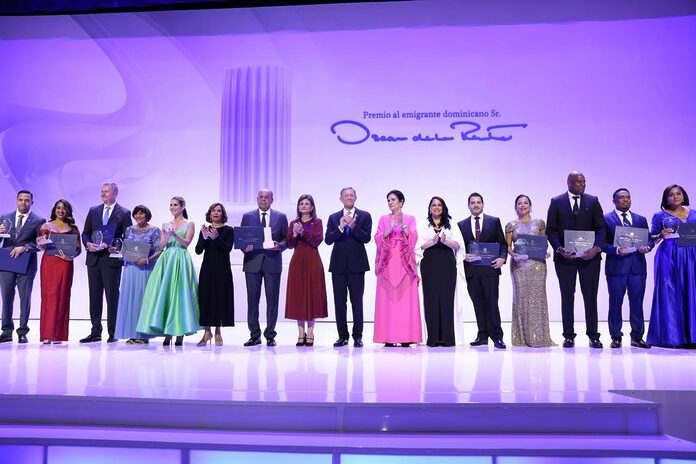 MIREX entrega Premio al Emigrante Dominicano Sr. Oscar de la Renta al líder comunitario Augusto Taveras