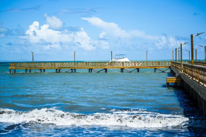Ministro Collado entrega reconstruido muelle turístico de Miches.