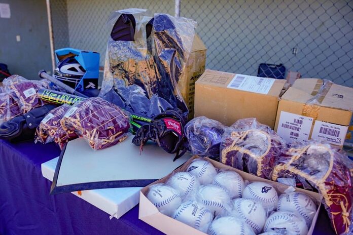 Robert Polanco entrega utilería deportiva y supervisa avance de Plaza Comunitaria en Bánica