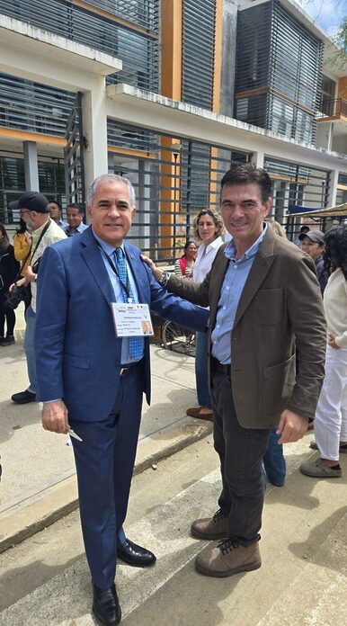 Fausto Liz acompaña a Rodrigo Paz durante la segunda vuelta de las elecciones presidenciales en Bolivia
