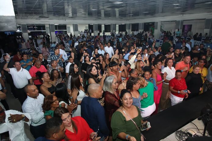 FUCIMDRES celebra su primera fiesta a casa llena; reconoce a Fernando Villalona y a la Fundación GBC
