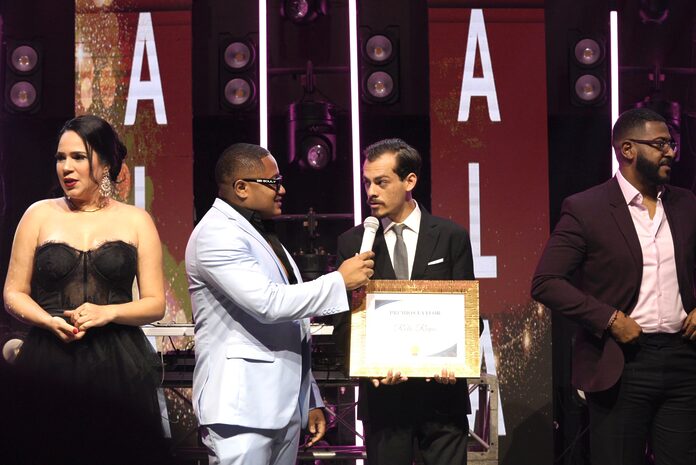 Productor General de Faia Group recibe el «Premio La Flor»